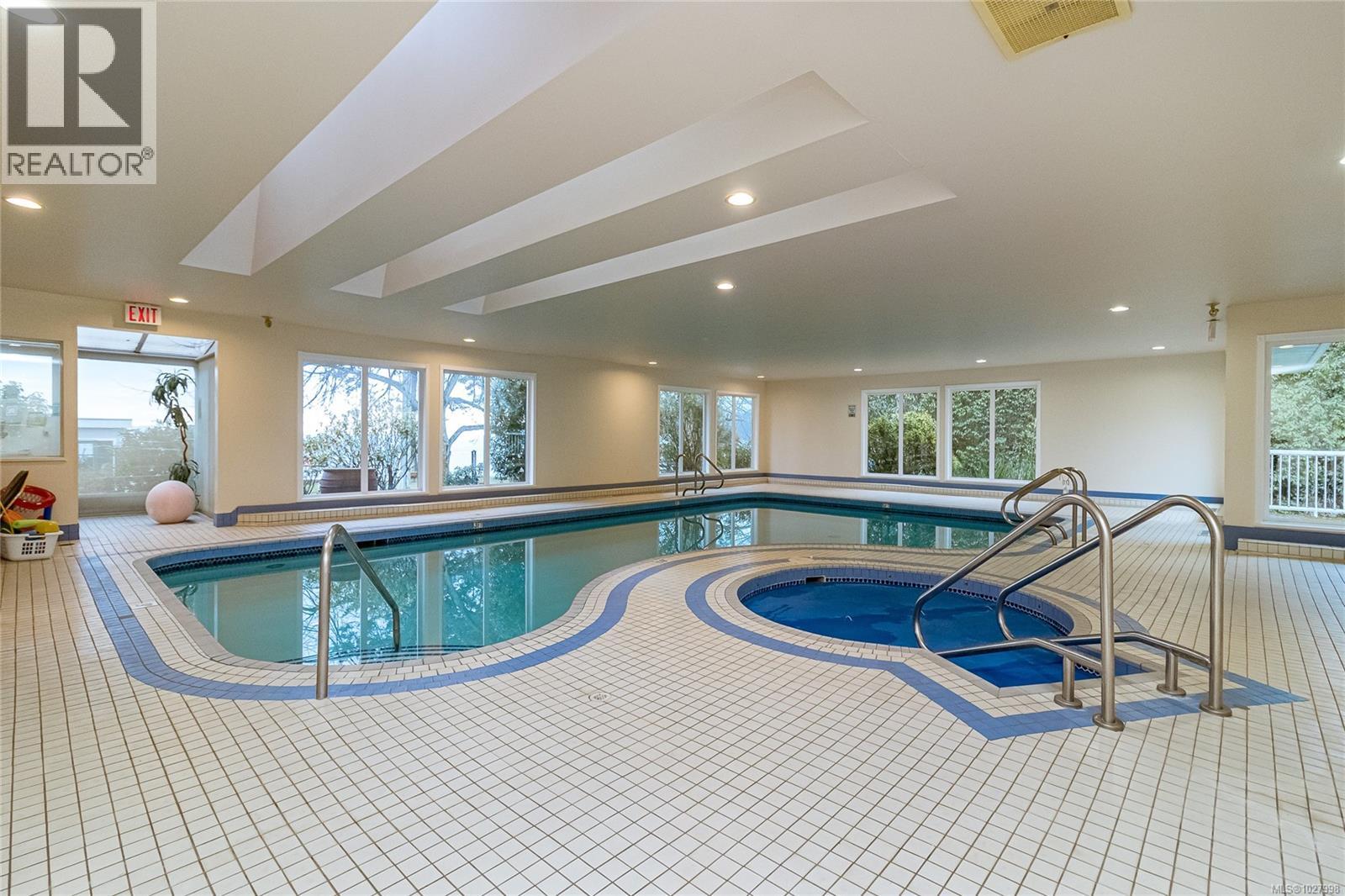 #14 5110 CORDOVA BAY RD - 32