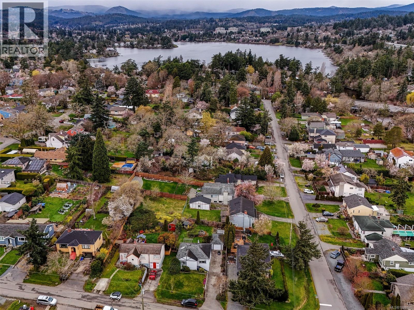  3044 Austin Avenue, Saanich