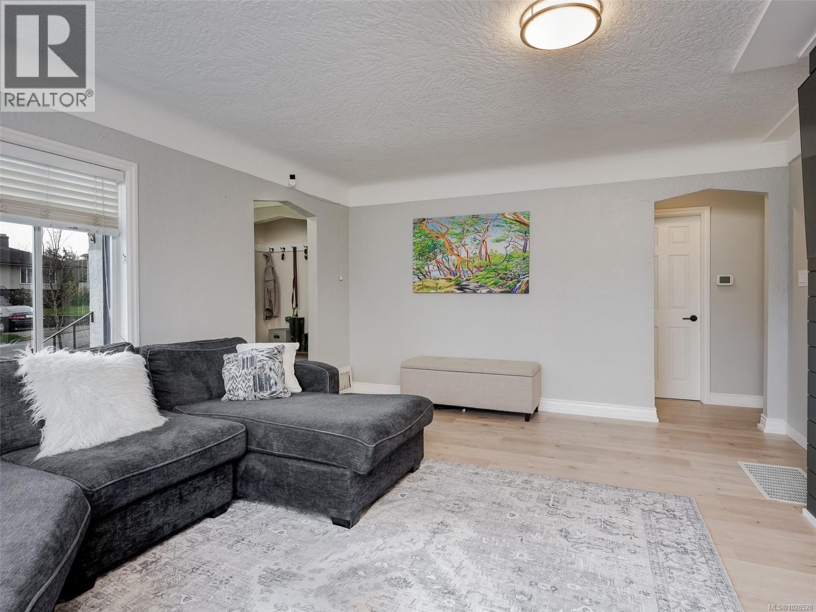  3044 Austin Avenue, Saanich