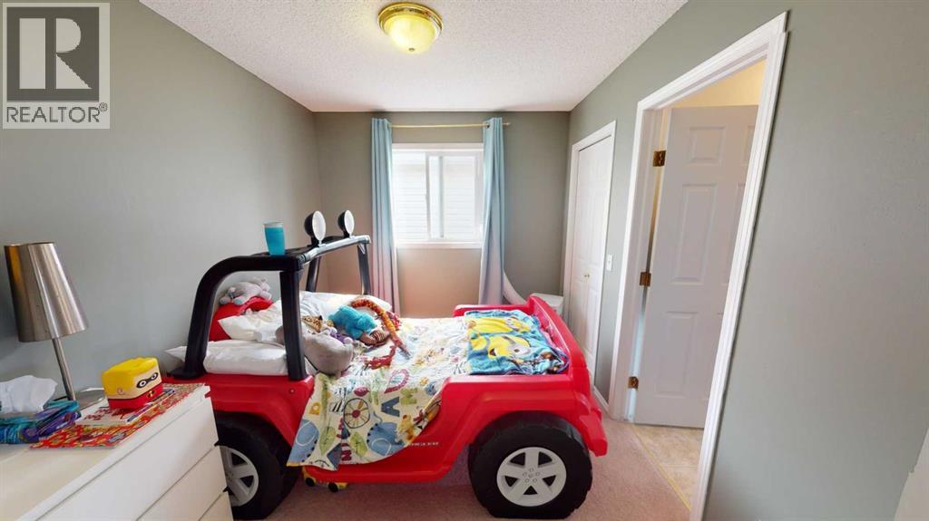 Single Family House for Sale in  Royal Elm Way NW Royal Oak Calgary 