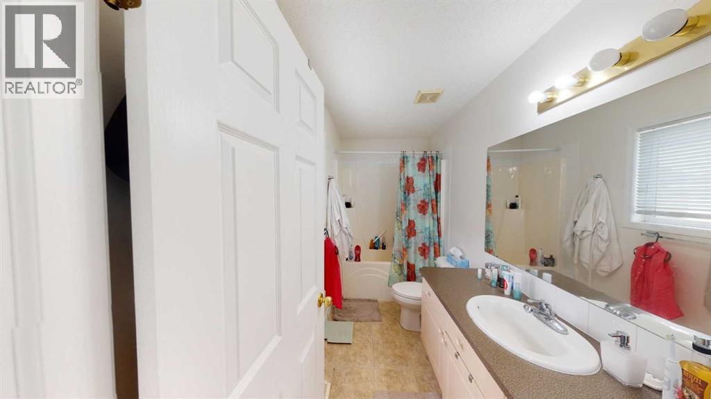 Single Family House for Sale in  Royal Elm Way NW Royal Oak Calgary 