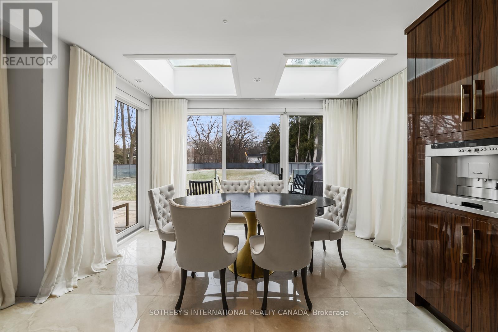 1347 QUEEN VICTORIA AVENUE - 20