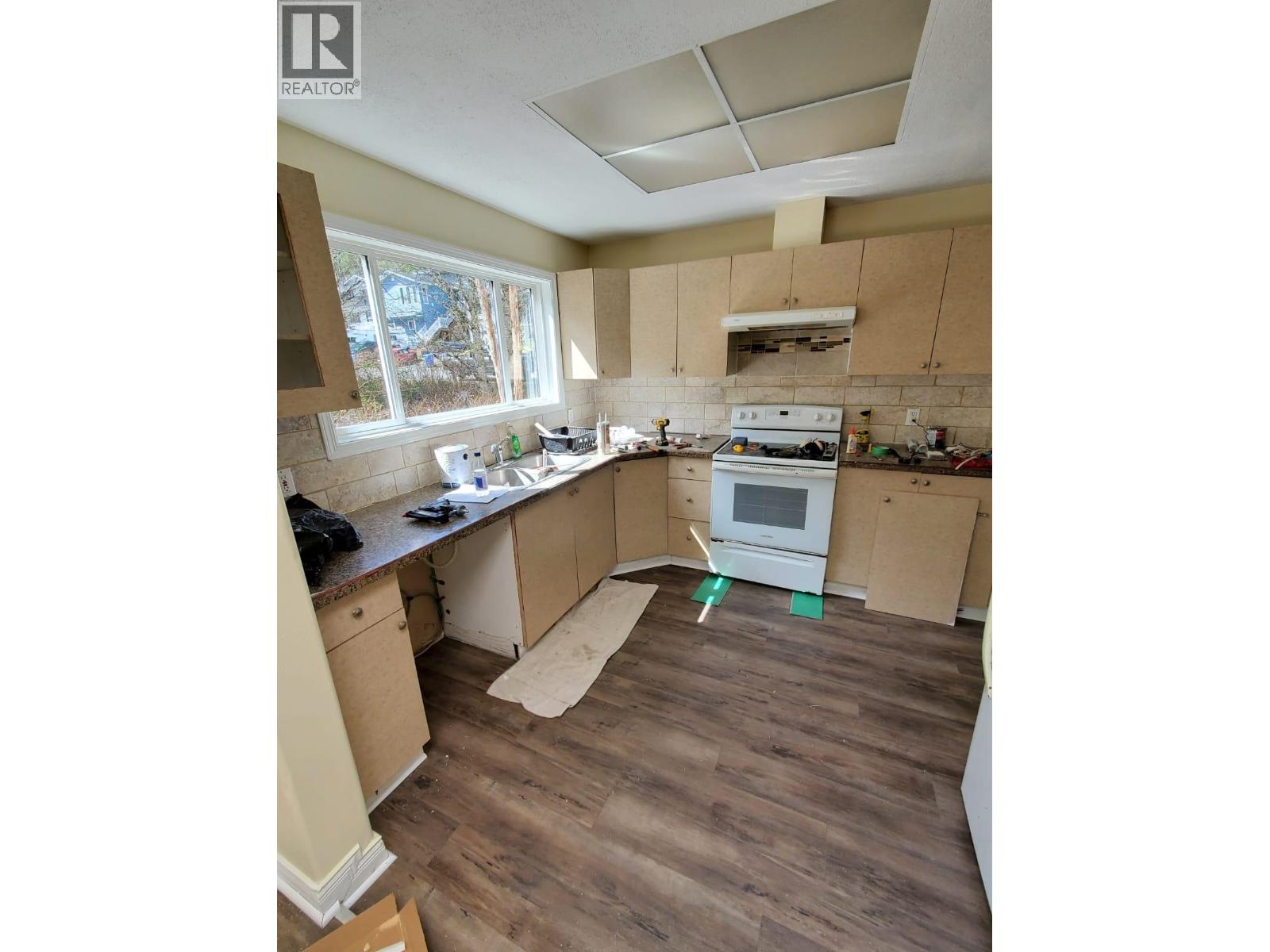 843-845 COMOX AVENUE - 10