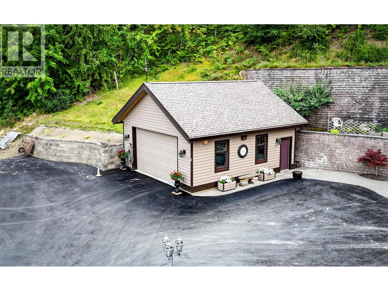 3544 Centre Street, Ainsworth