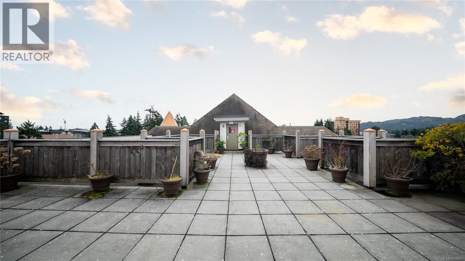 #102 866 GOLDSTREAM AVE - 18