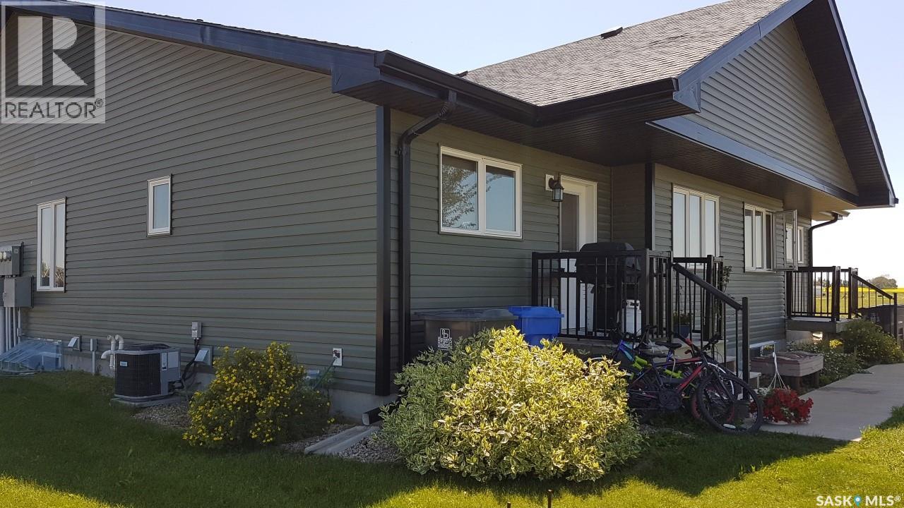 #1 201 CARLYLE AVENUE - 3