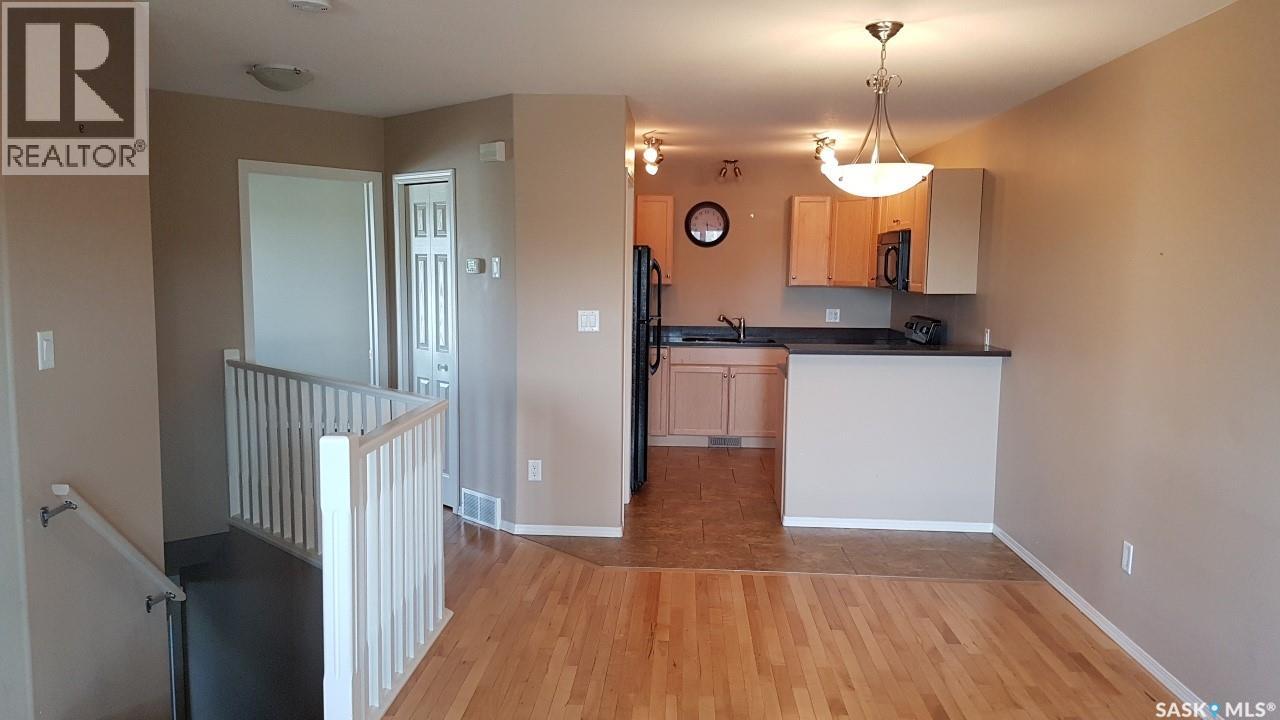 #1 201 CARLYLE AVENUE - 4