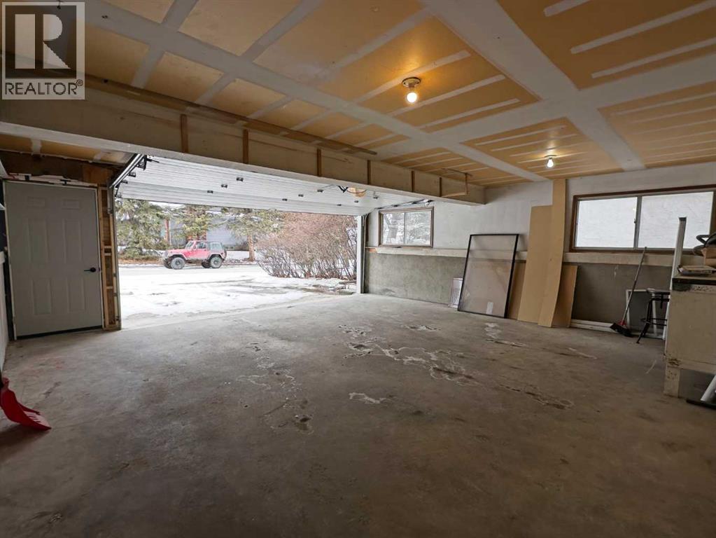 Single Family House Bi-level for Sale in   Street NW Silver Springs Calgary 