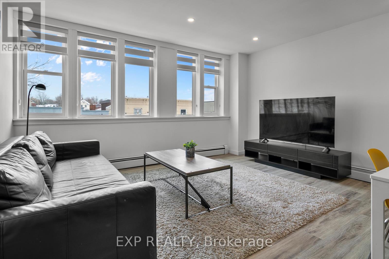 1 - 4595 QUEEN STREET