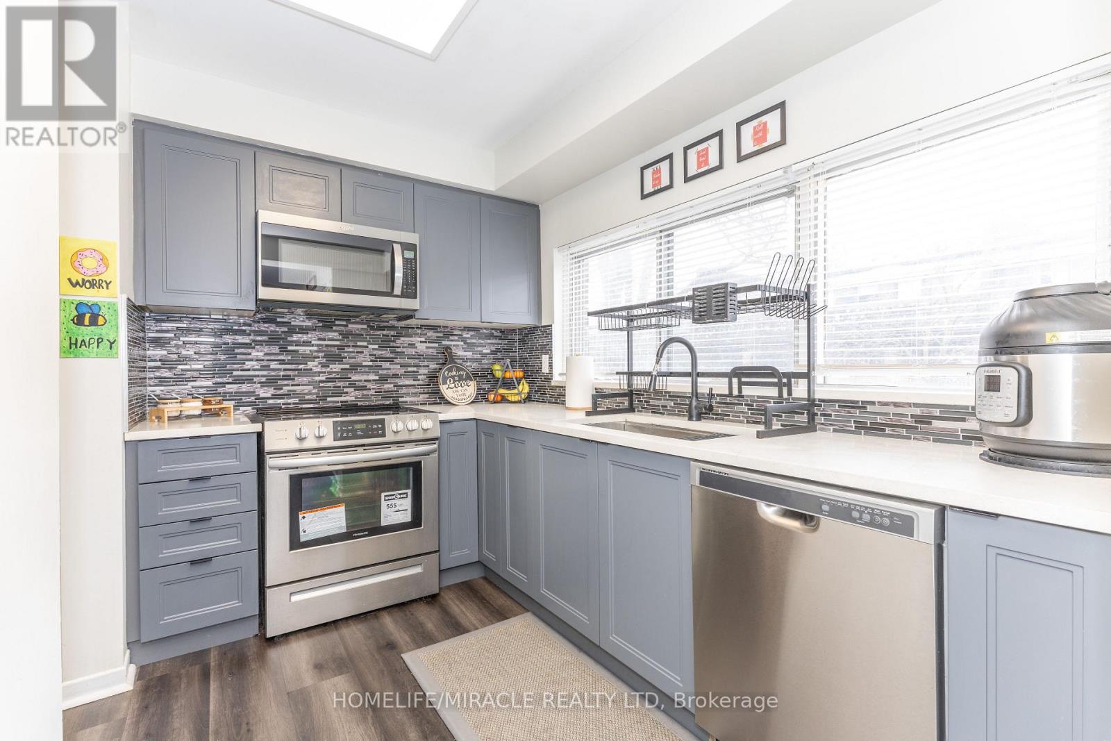 #2 90 CASTLEBURY CRESCENT - 28