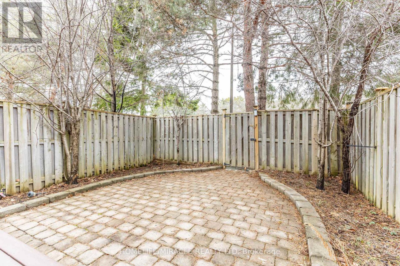 #2 90 CASTLEBURY CRESCENT - 30