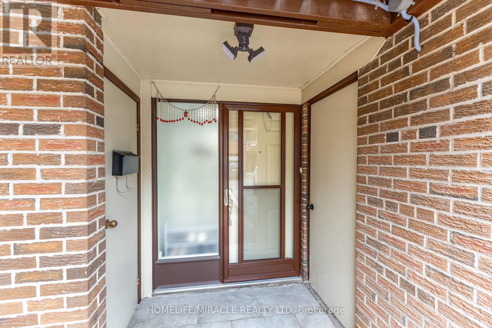 #2 90 CASTLEBURY CRESCENT - 4