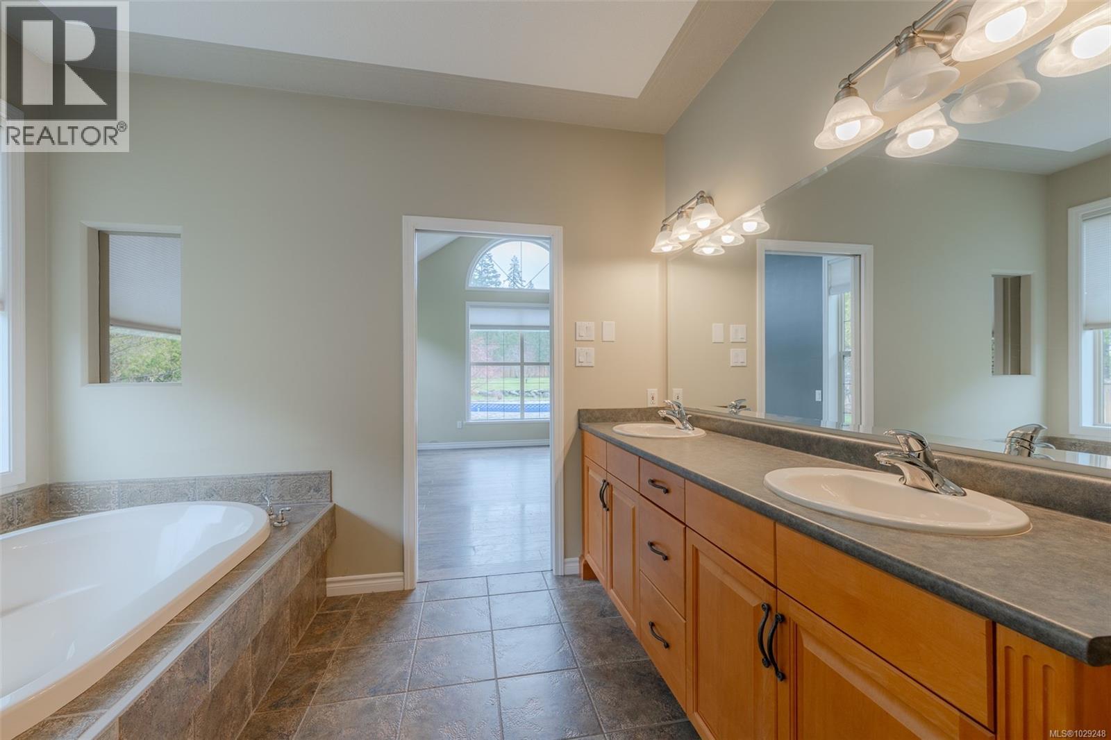 5495 MAEBELLE RD - 33