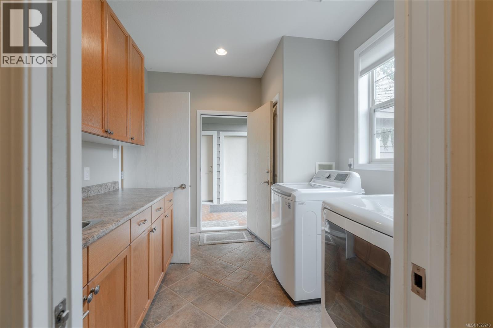 5495 MAEBELLE RD - 40