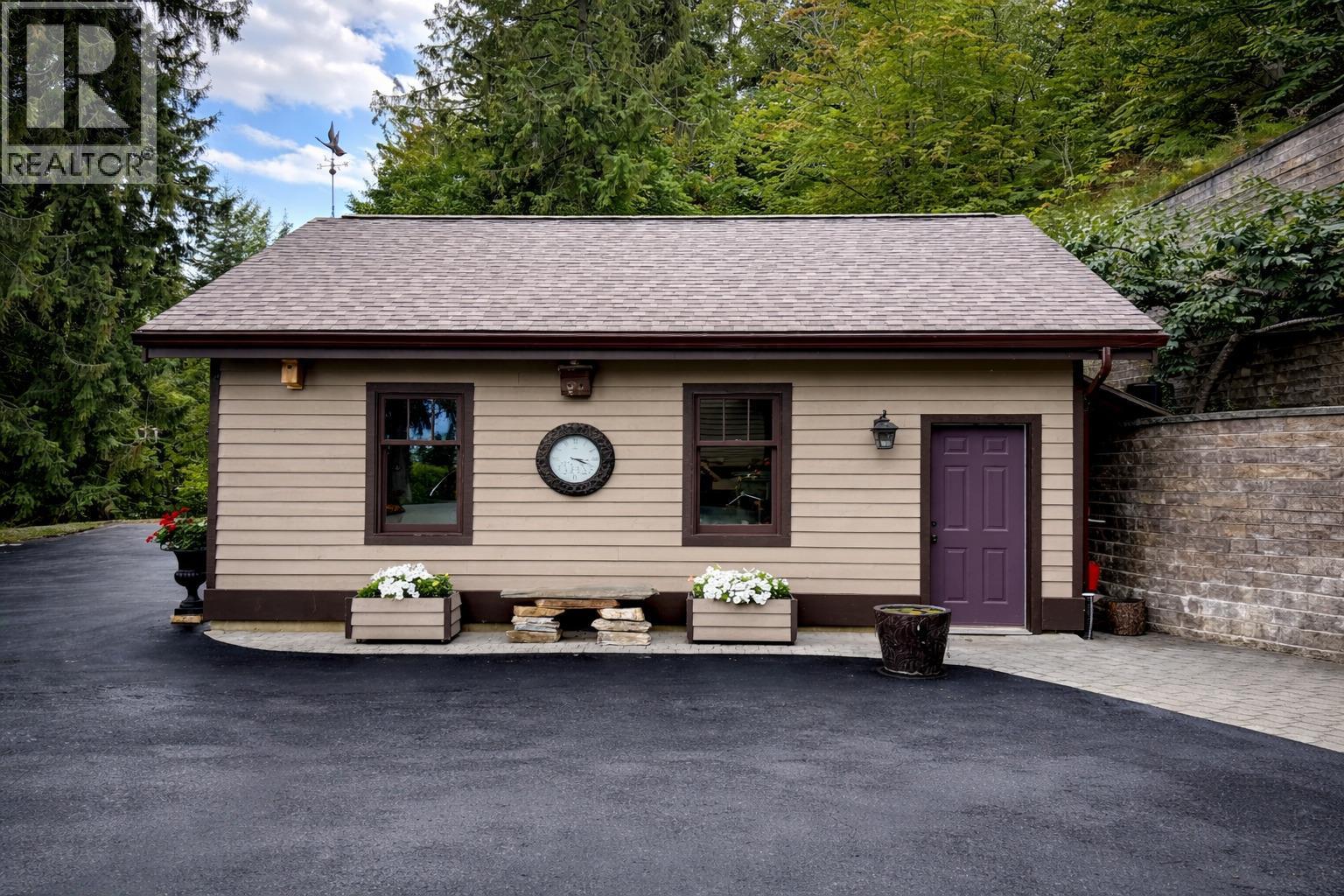 3544 Centre Street, Ainsworth