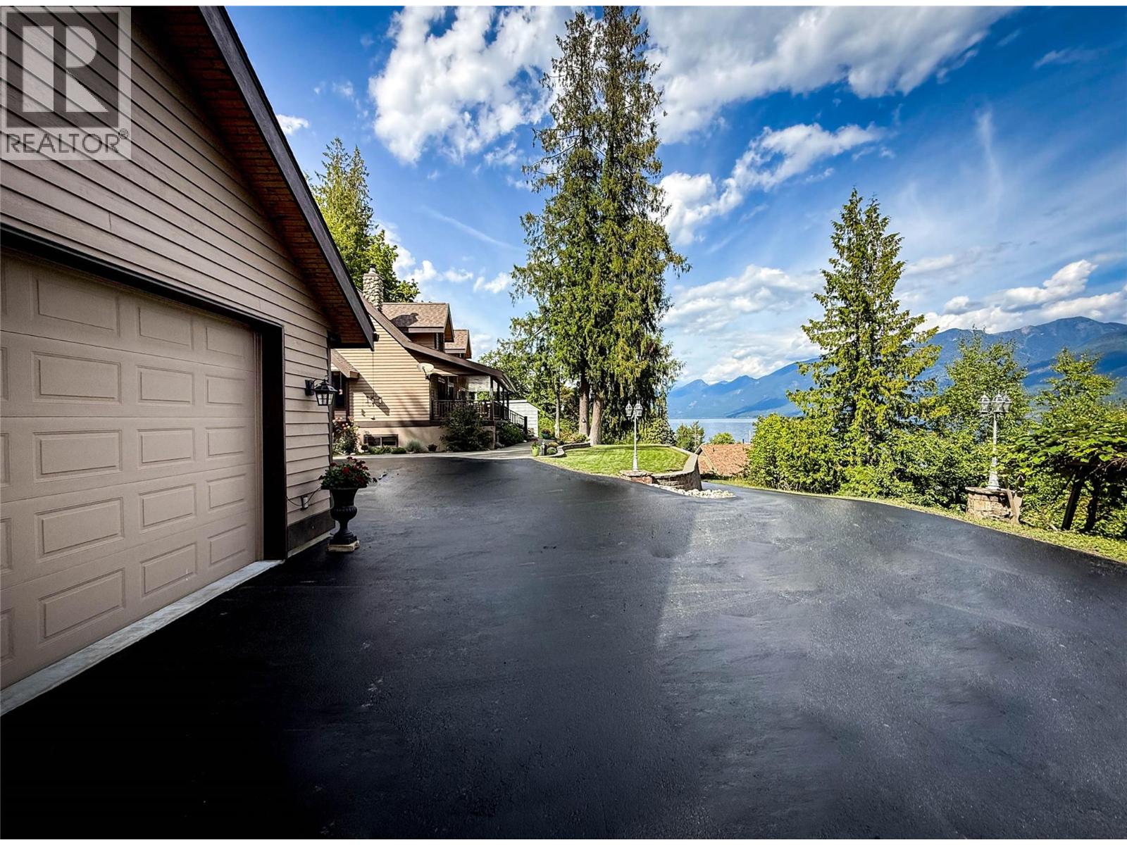 3544 Centre Street, Ainsworth