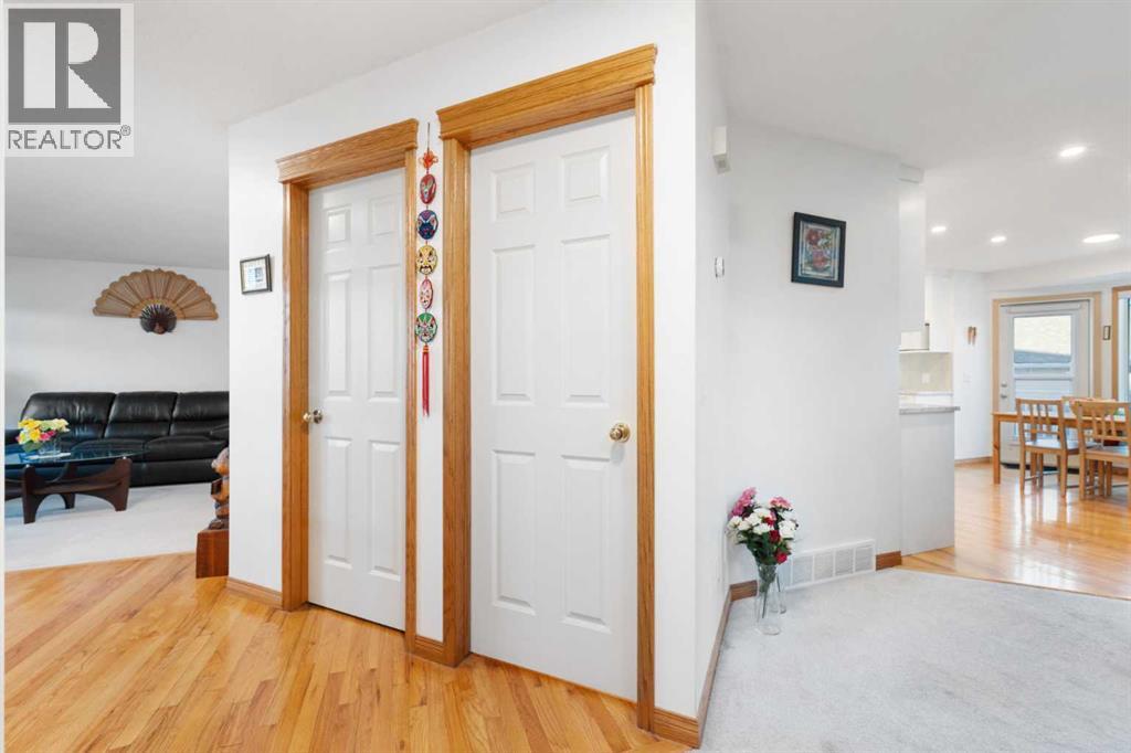 Single Family House for Sale in  Edgebrook Cove NW Edgemont Calgary 