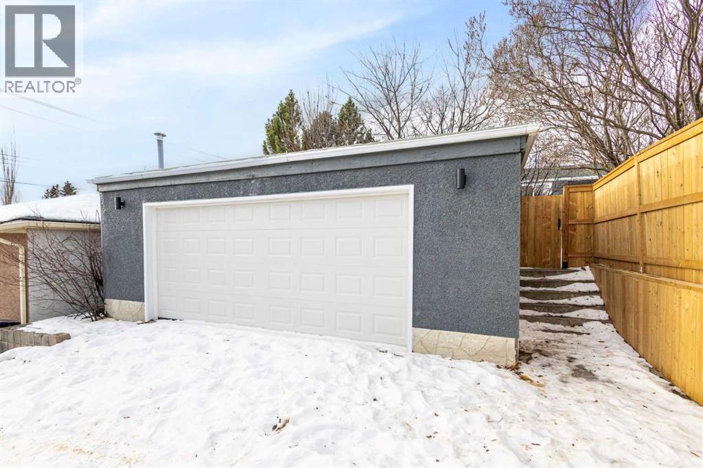 Single Family House Bi-level for Sale in  Silver Brook Road NW Silver Springs Calgary 