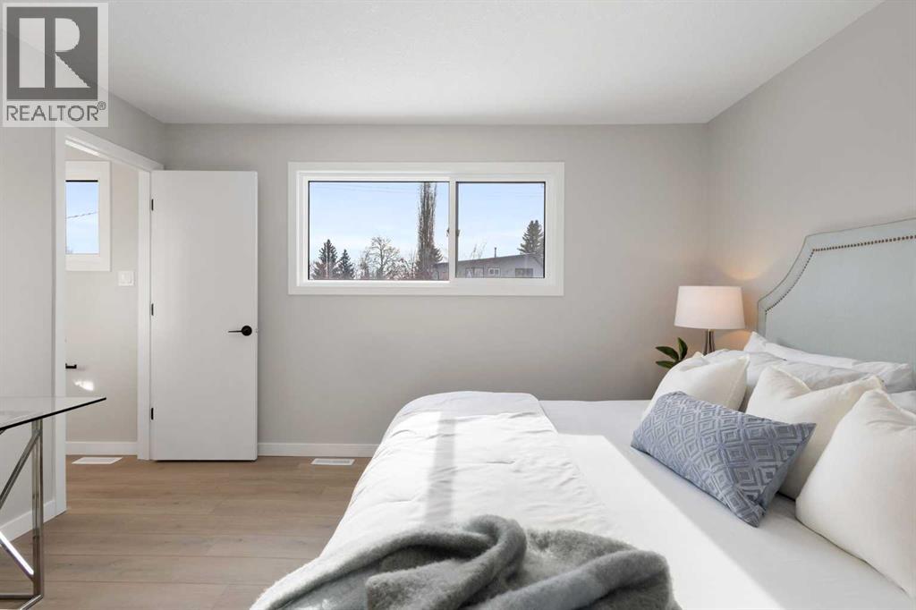 Single Family House 4 Level for Sale in  Silverview Way NW Silver Springs Calgary 