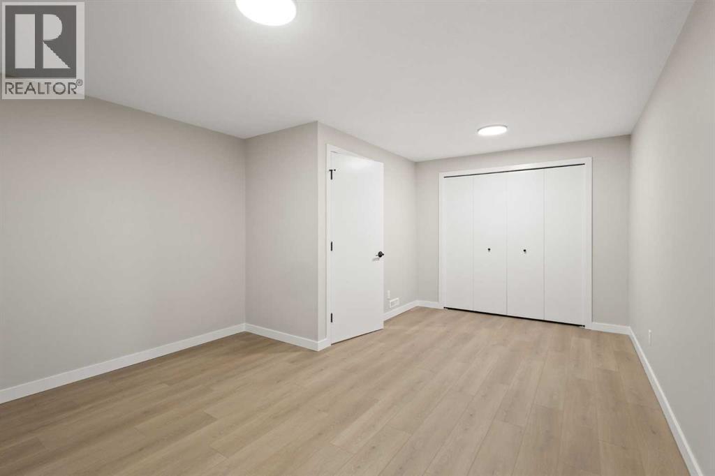 Single Family House 4 Level for Sale in  Silverview Way NW Silver Springs Calgary 