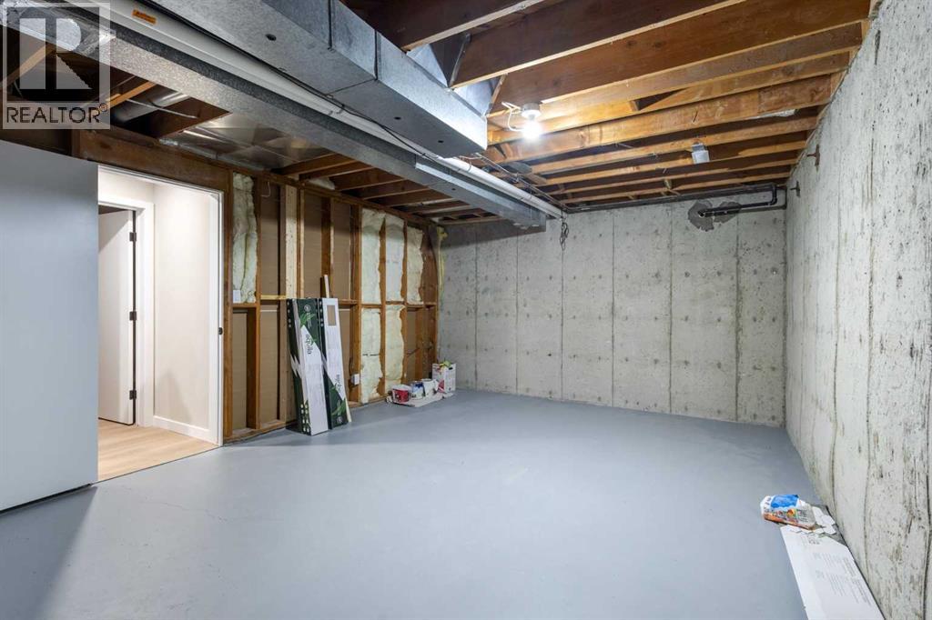 Single Family House 4 Level for Sale in  Silverview Way NW Silver Springs Calgary 