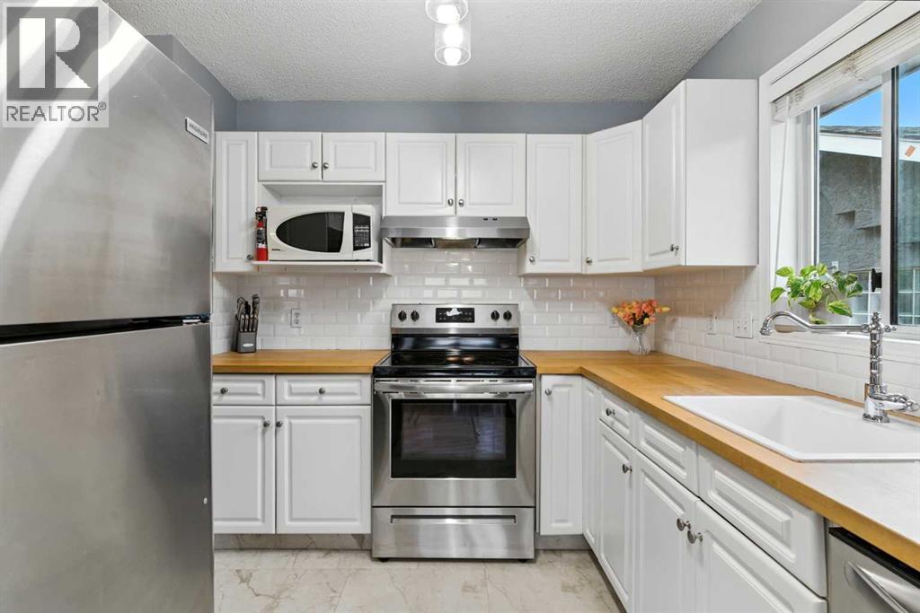 Single Family House Bi-level for Sale in    Street SW Killarney/Glengarry Calgary 