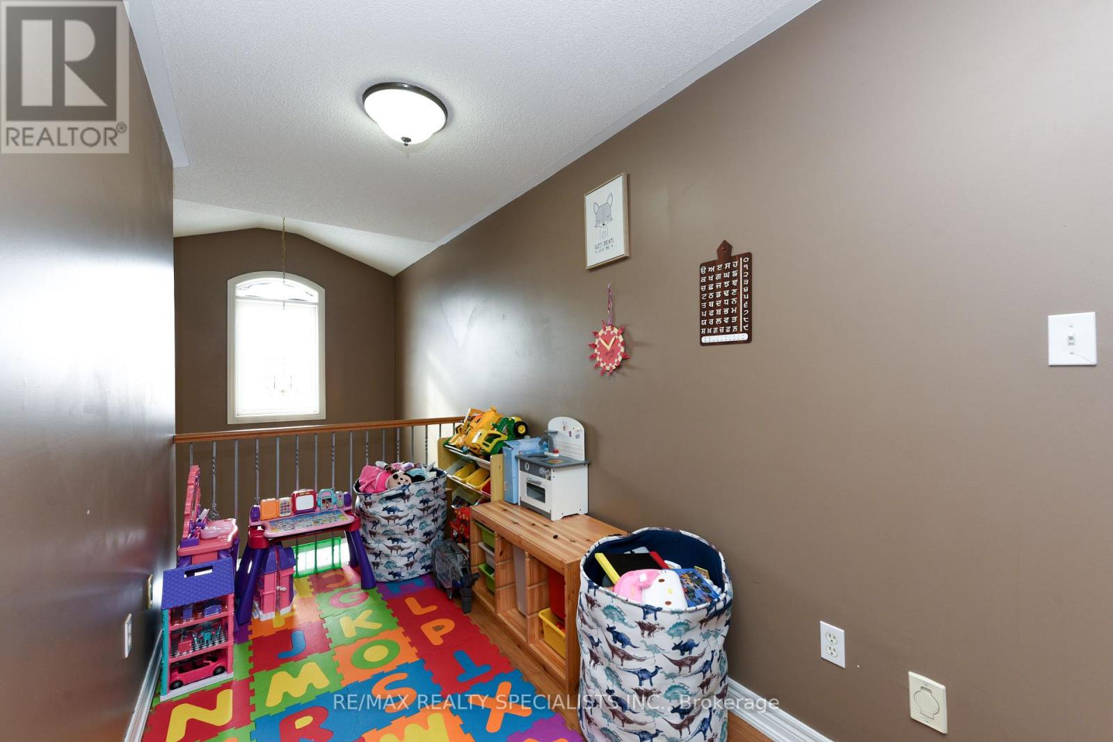 41 MADRONNA GARDENS - 37