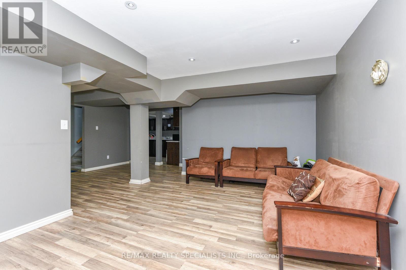 41 MADRONNA GARDENS - 42