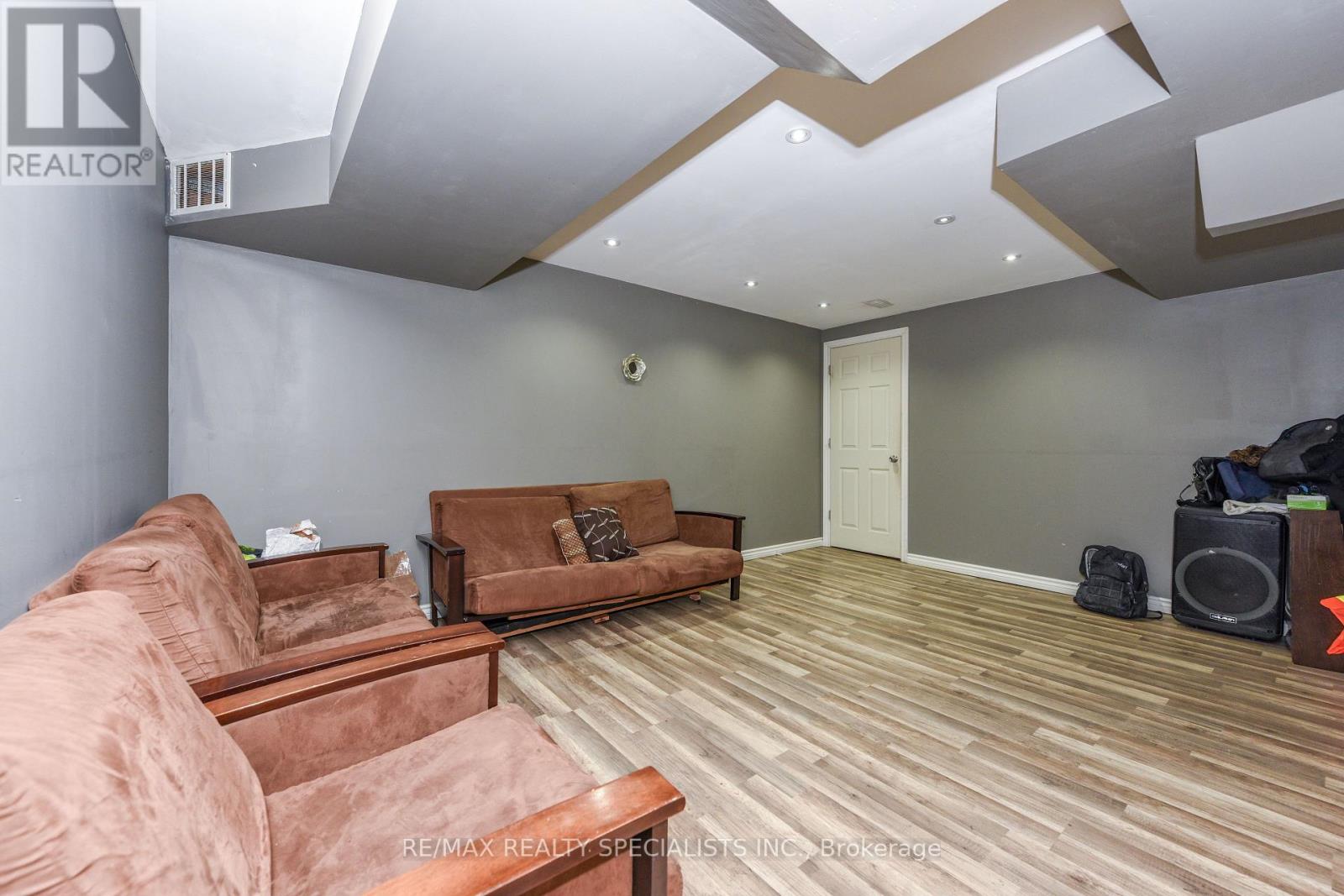 41 MADRONNA GARDENS - 43