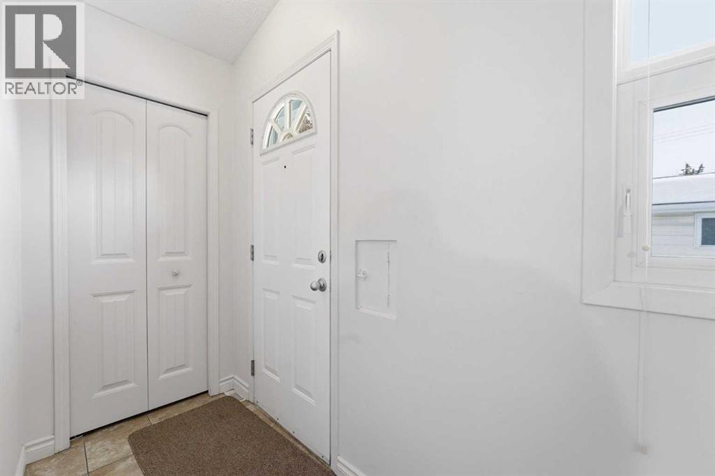 Single Family House 4 Level for Sale in  Brockington Road NW Brentwood Calgary 