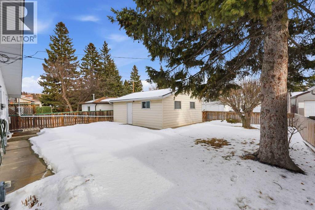 Single Family House 4 Level for Sale in  Brockington Road NW Brentwood Calgary 