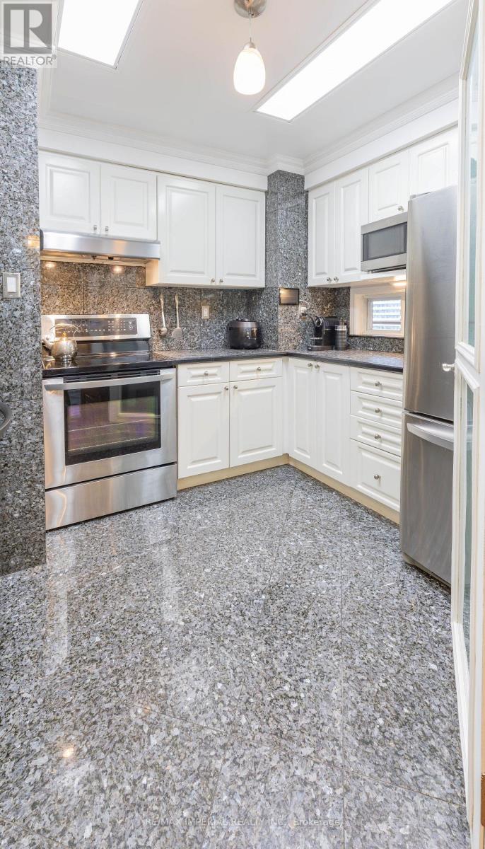 #913 555 YONGE STREET - 11