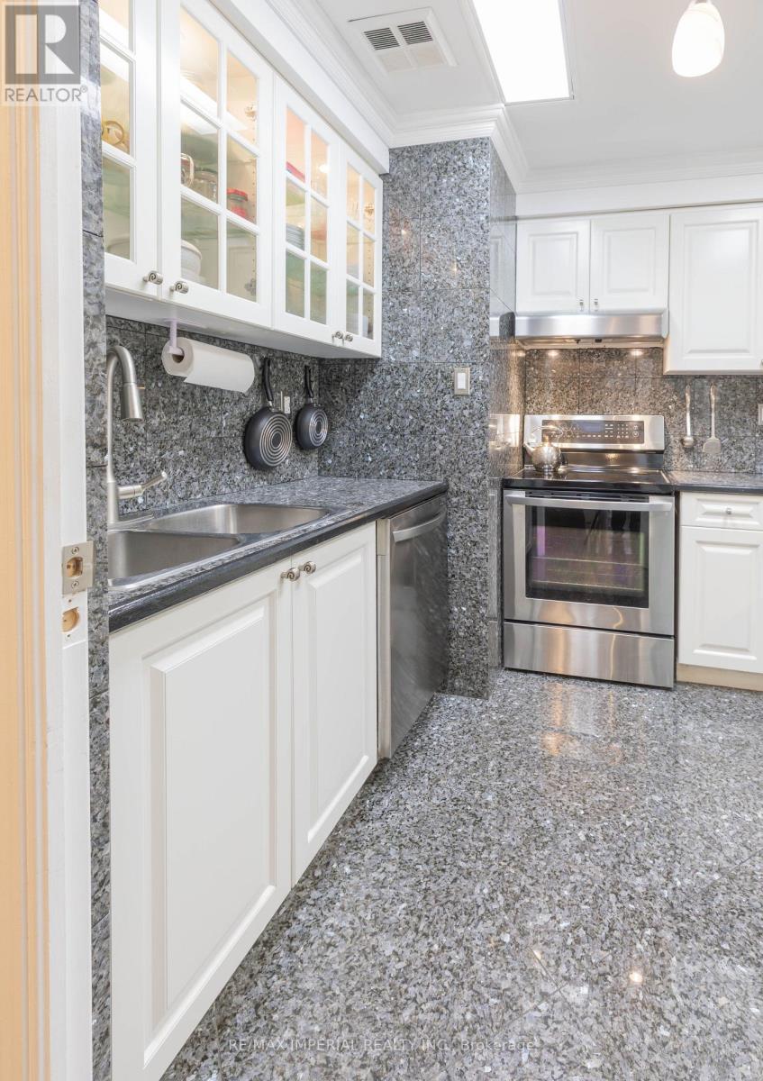 #913 555 YONGE STREET - 10