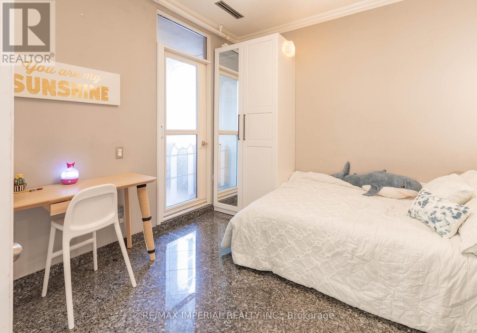 #913 555 YONGE STREET - 15