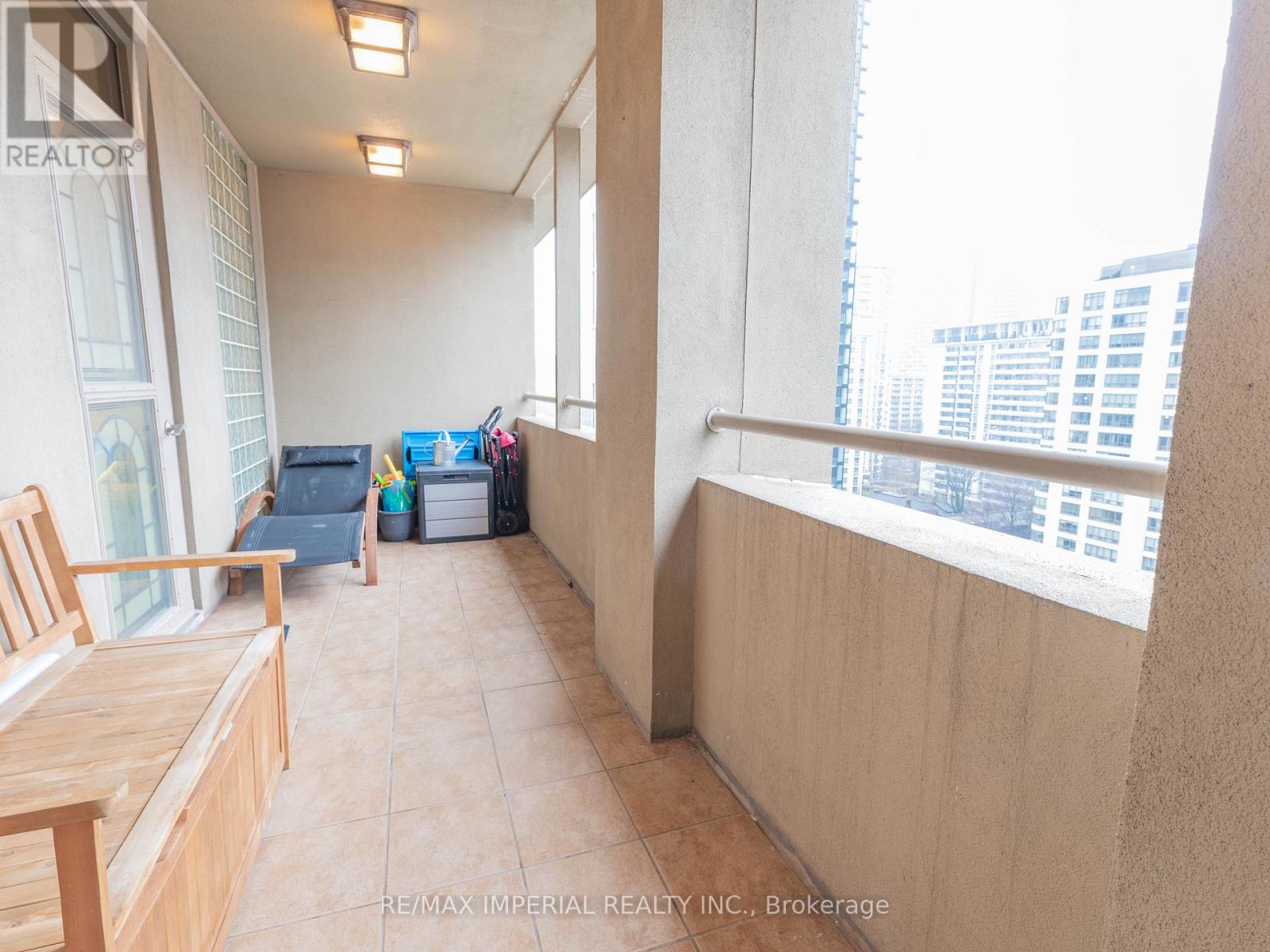#913 555 YONGE STREET - 18