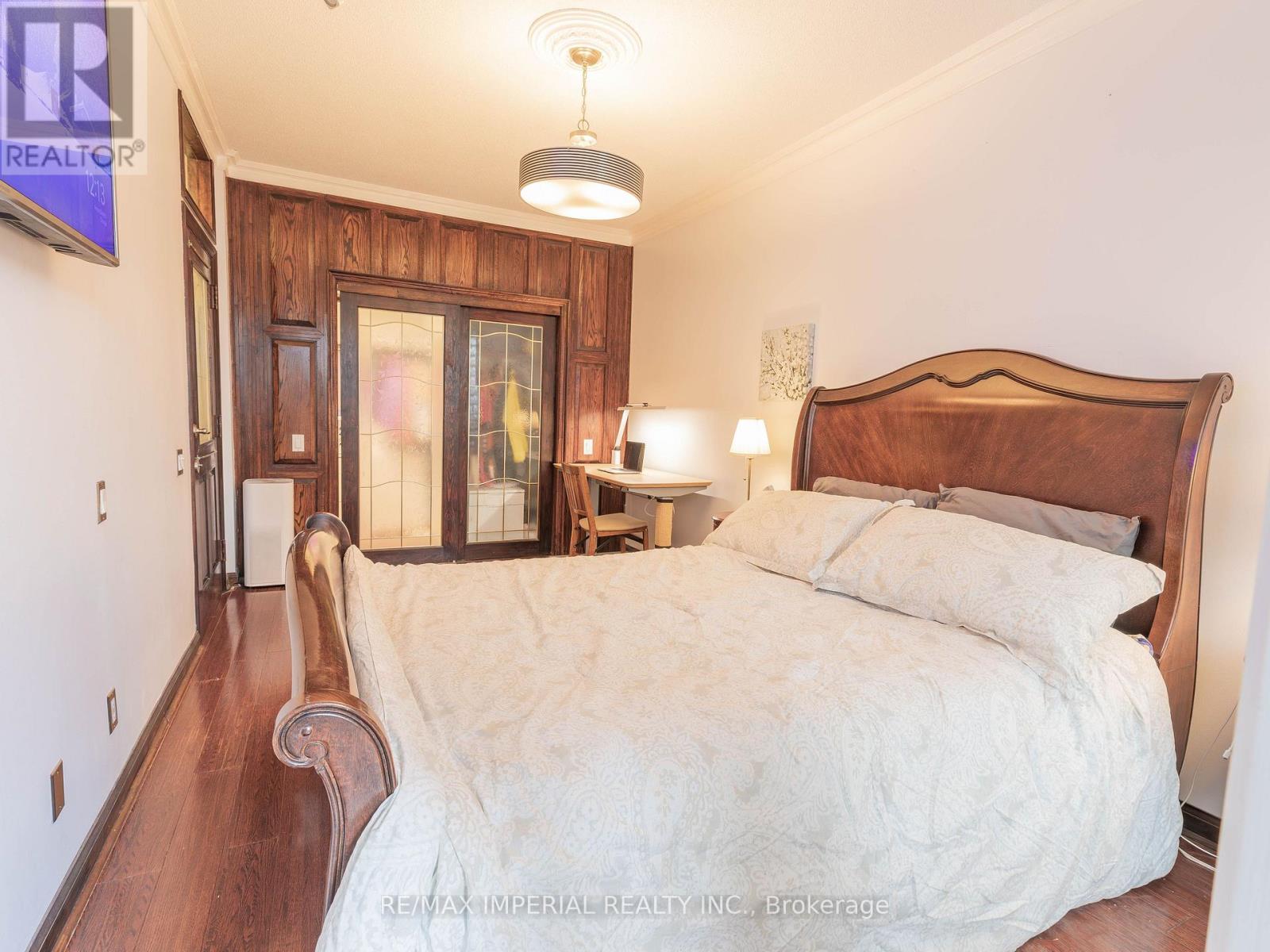 #913 555 YONGE STREET - 14