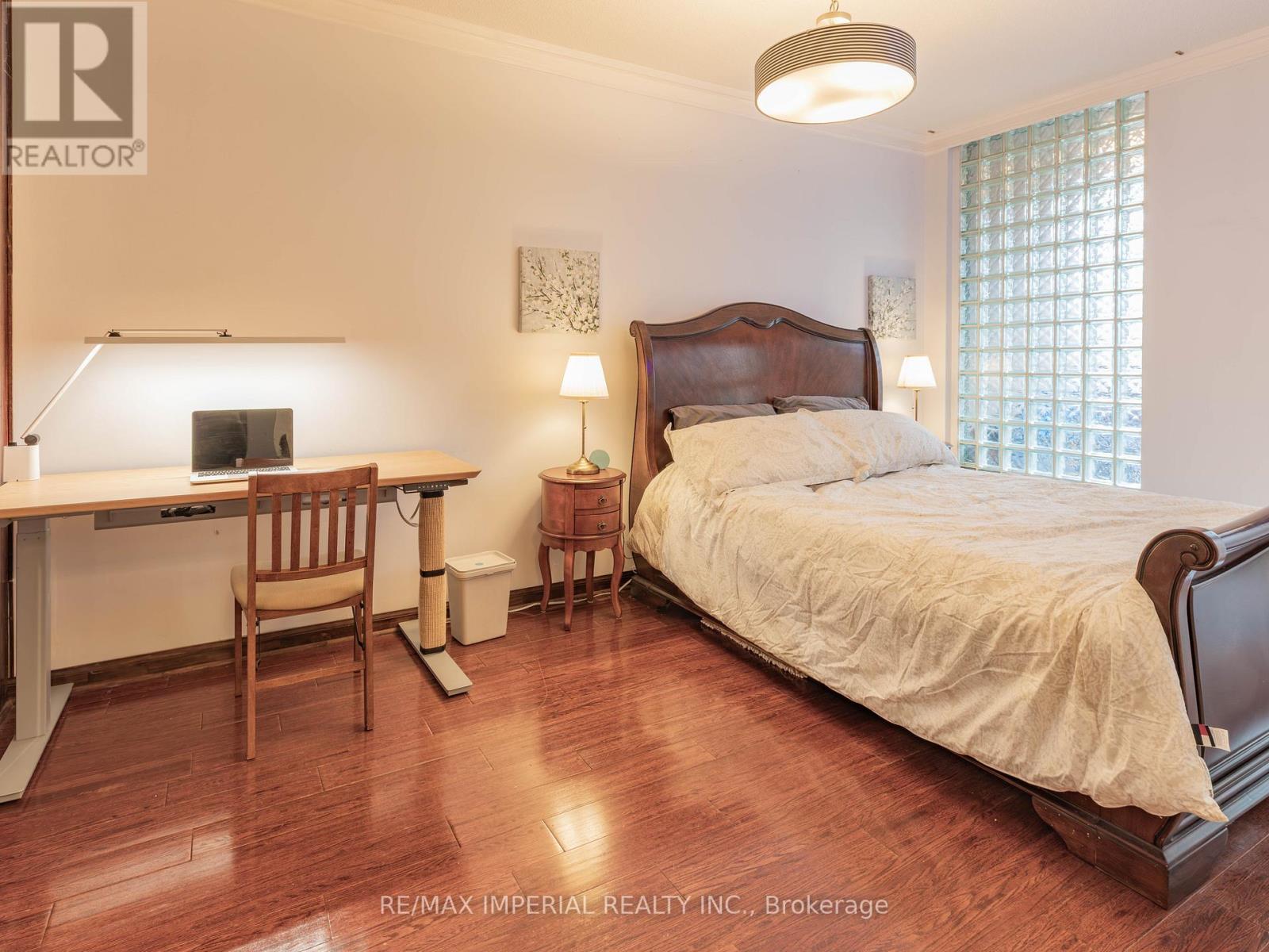 #913 555 YONGE STREET - 13