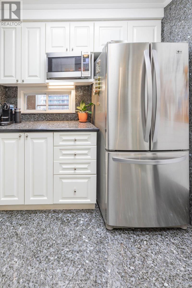#913 555 YONGE STREET - 12