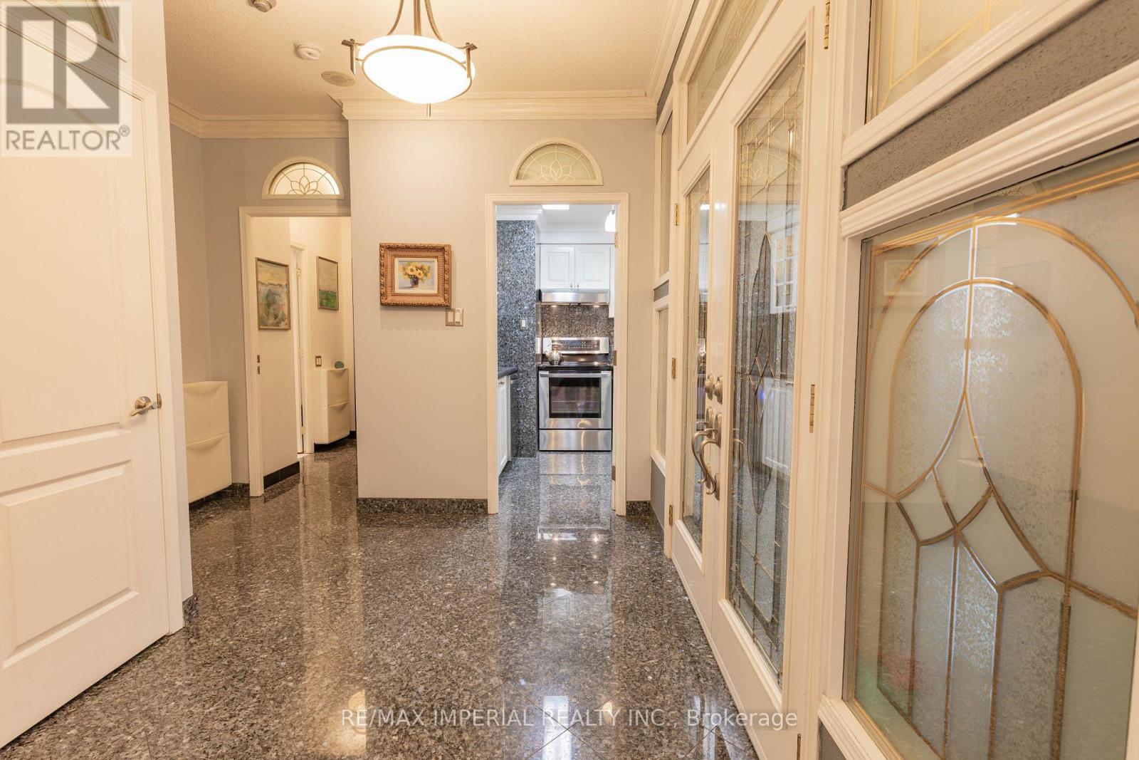 #913 555 YONGE STREET - 2