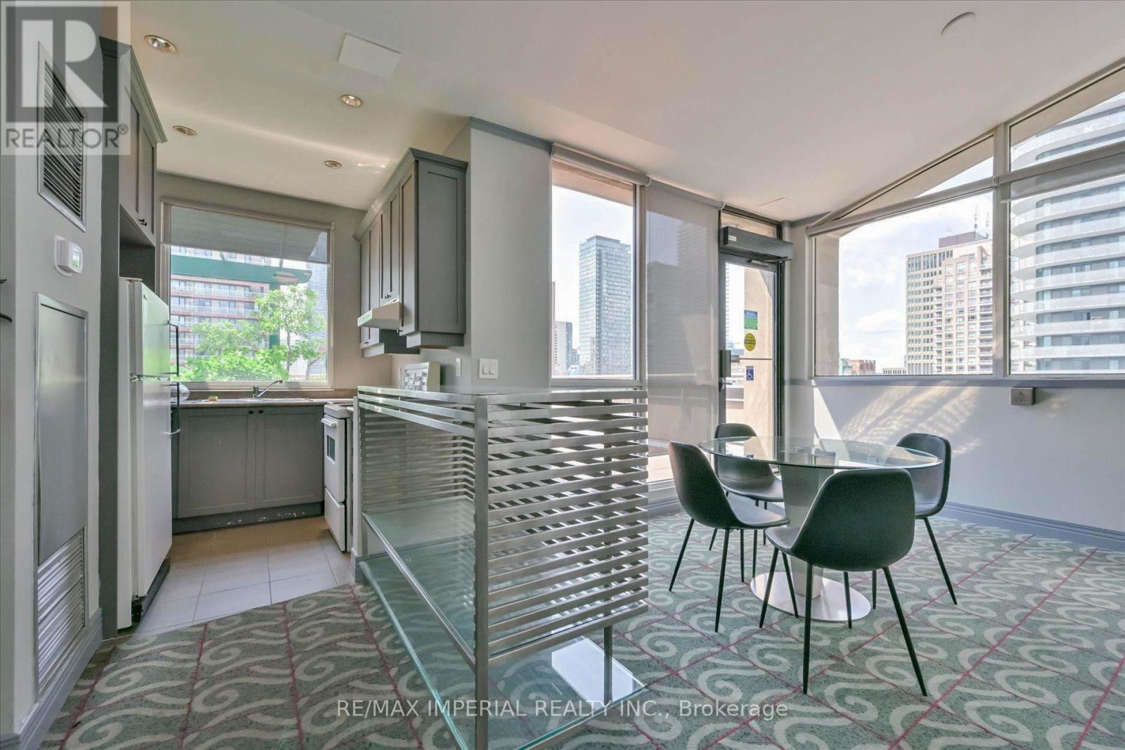#913 555 YONGE STREET - 24