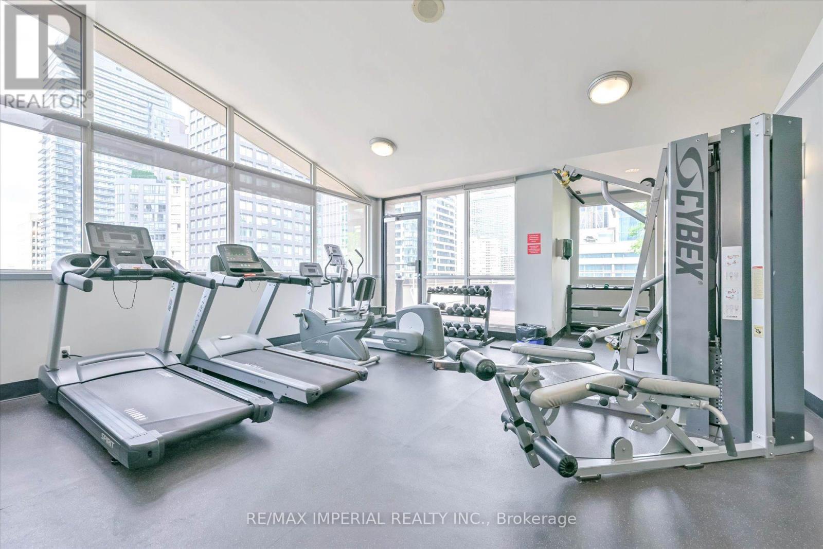 #913 555 YONGE STREET - 25