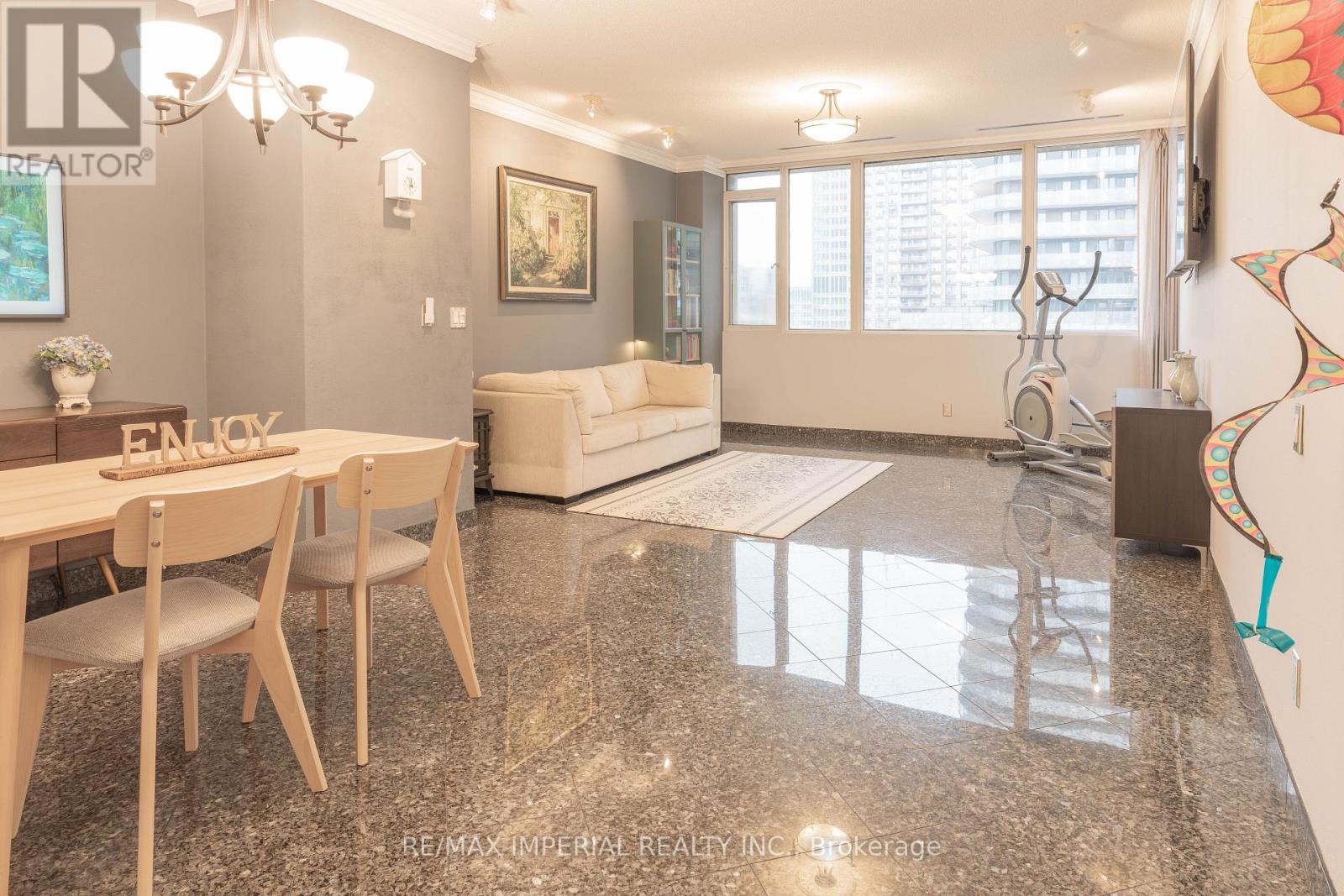 #913 555 YONGE STREET - 4