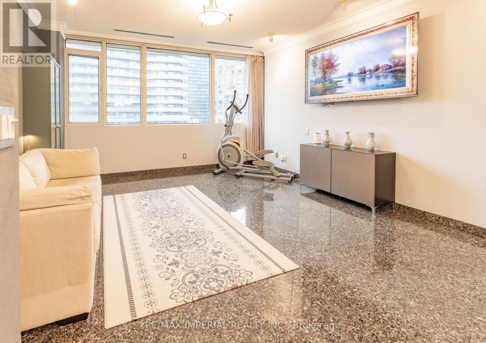 #913 555 YONGE STREET - 6