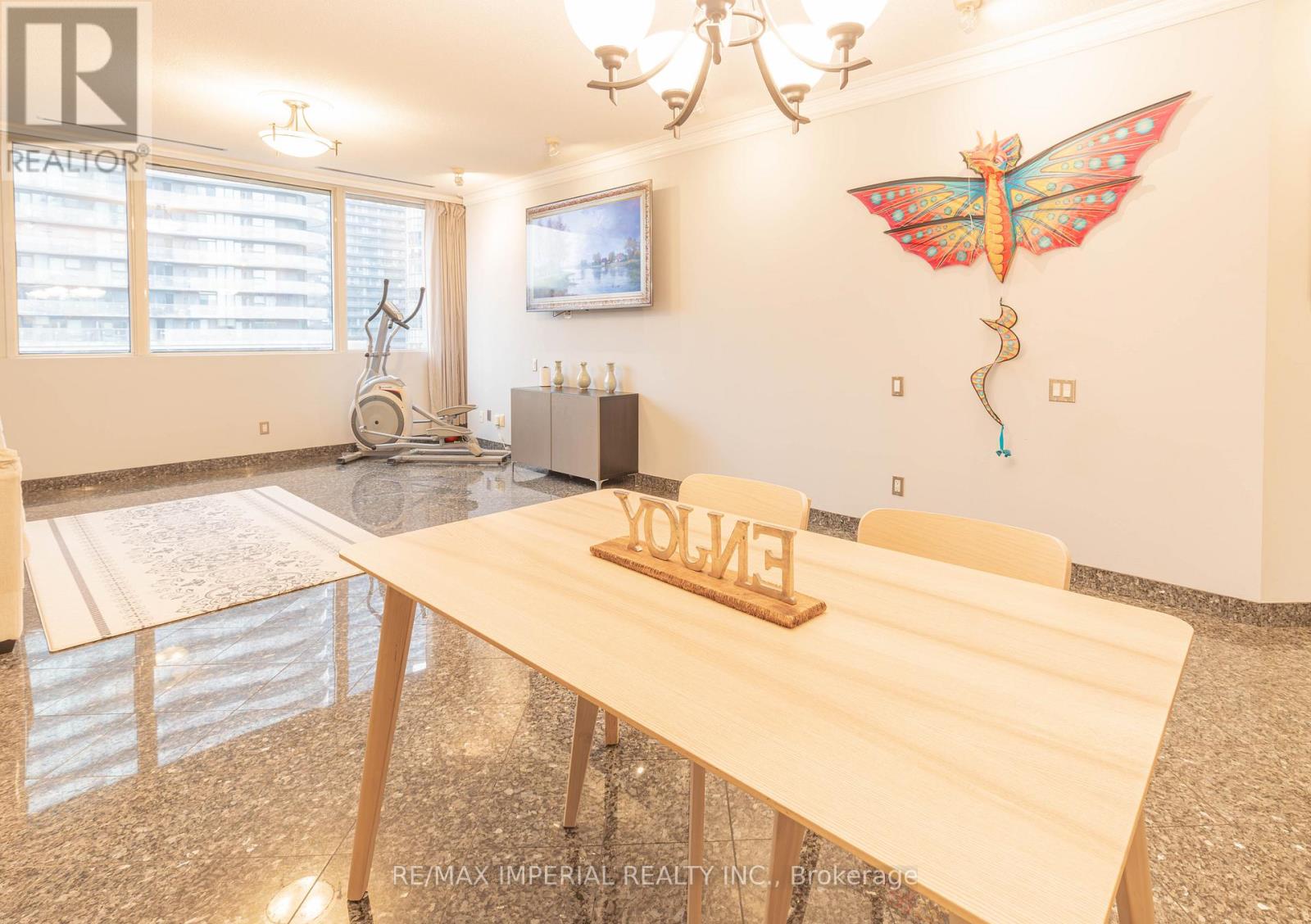 #913 555 YONGE STREET - 7