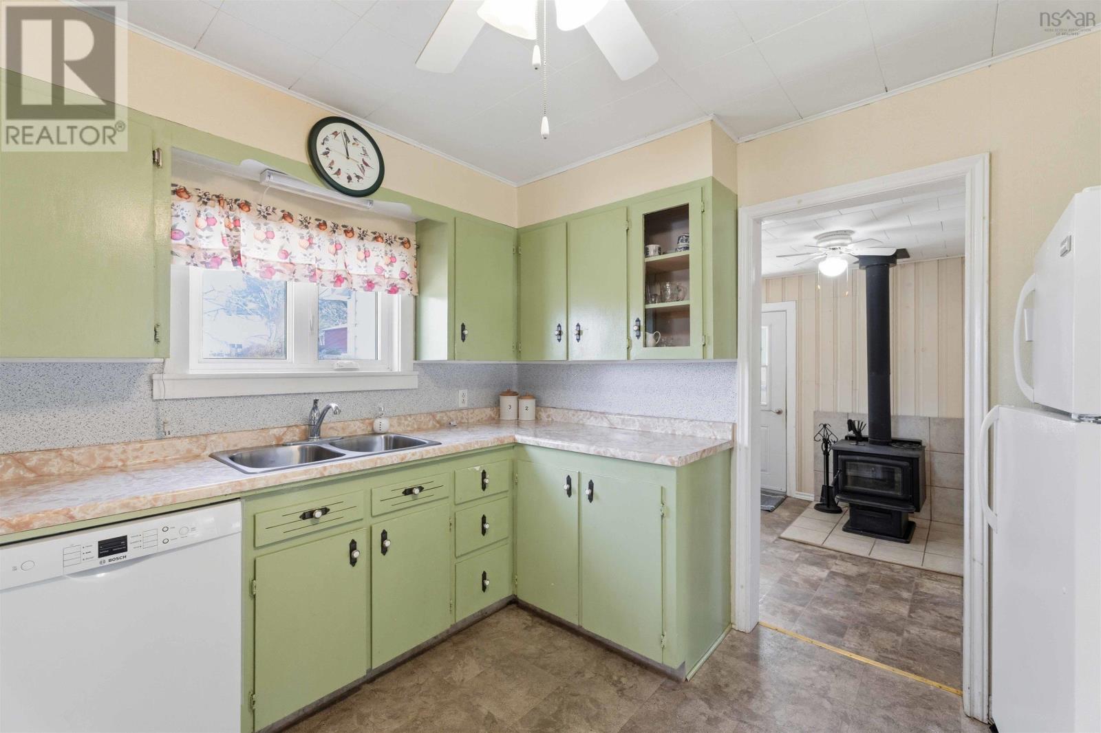 Property 22 of 44 of 272 Highway 201