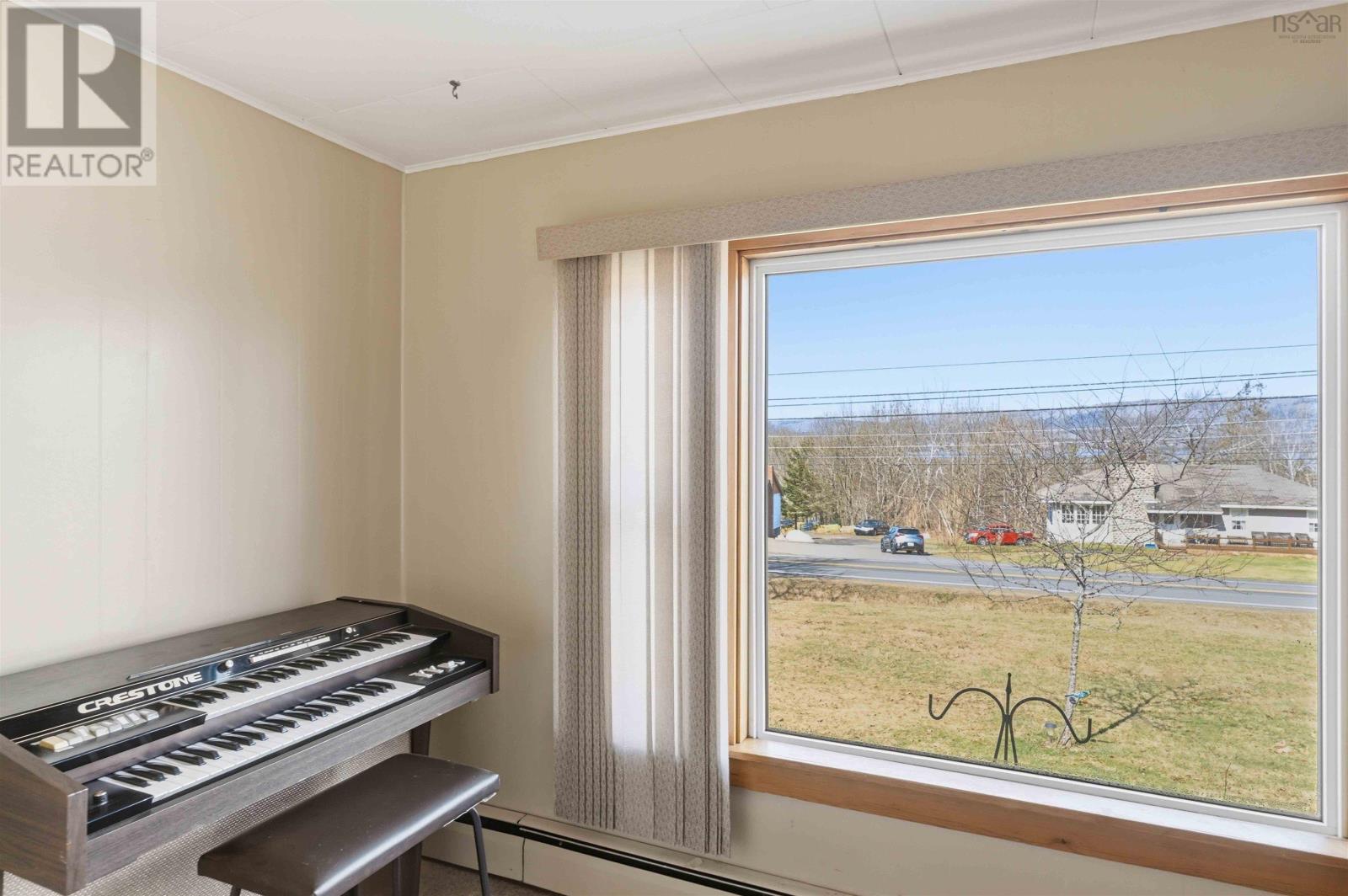 Property 28 of 44 of 272 Highway 201