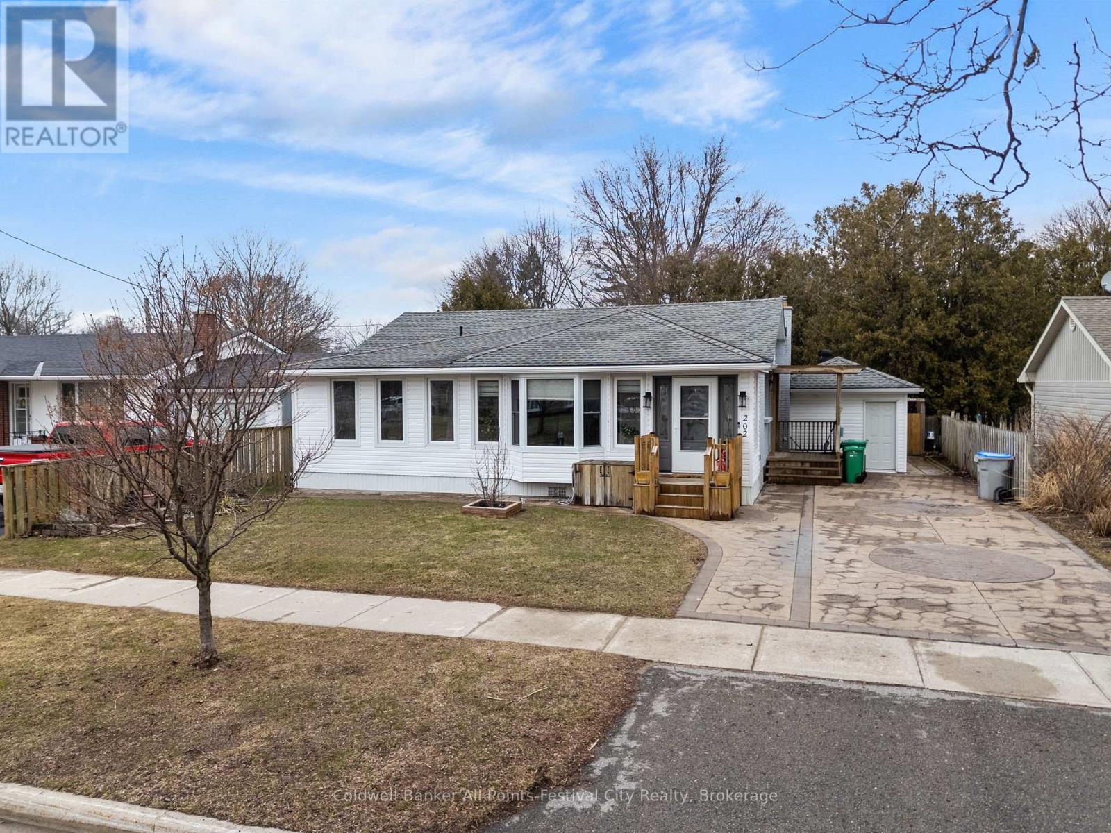 202 BENNETT STREET W