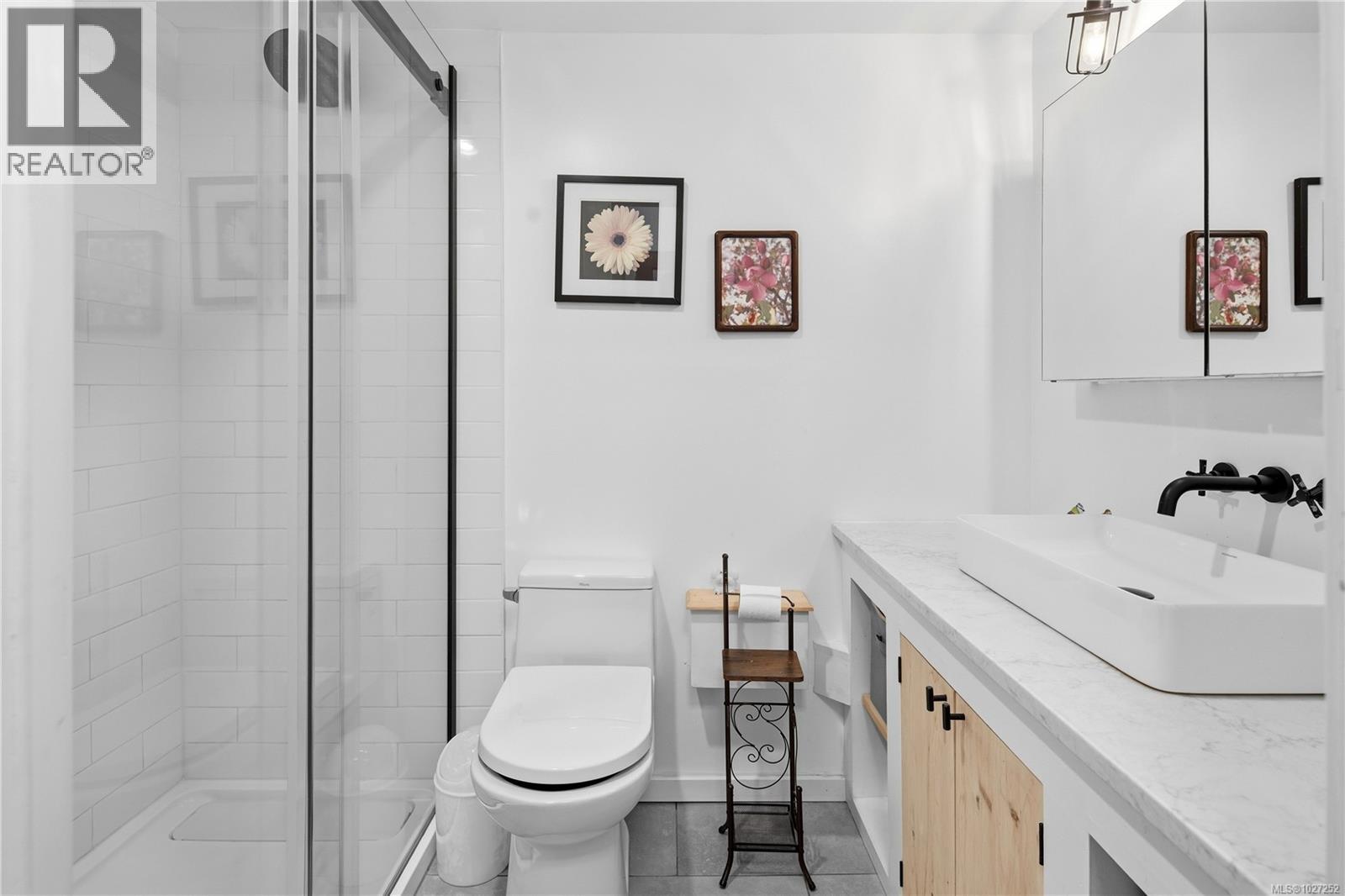 #4 210 DOUGLAS ST - 9