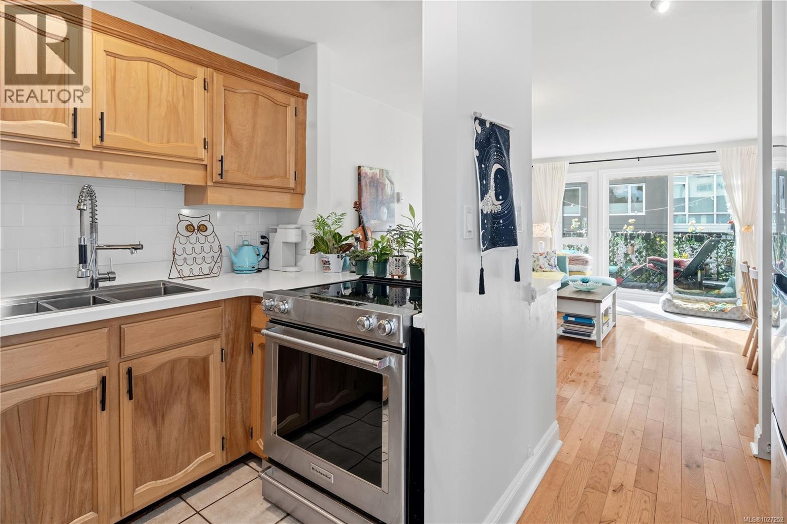 #4 210 DOUGLAS ST - 14