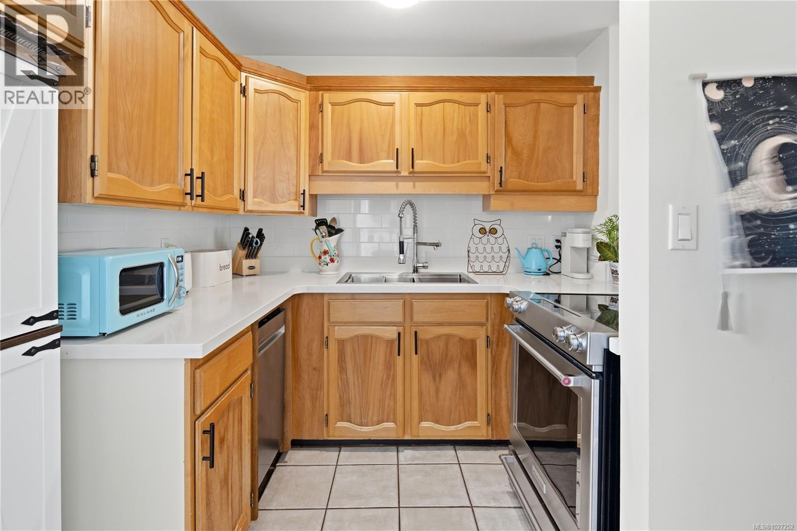 #4 210 DOUGLAS ST - 13